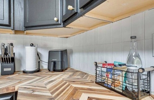 Stanley Cabin | Mattis Getaway! Hot Tub Movie room Mt View EVCharger