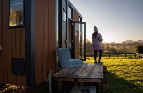 Cambridge House | Maungakawa Hill by Tiny Away