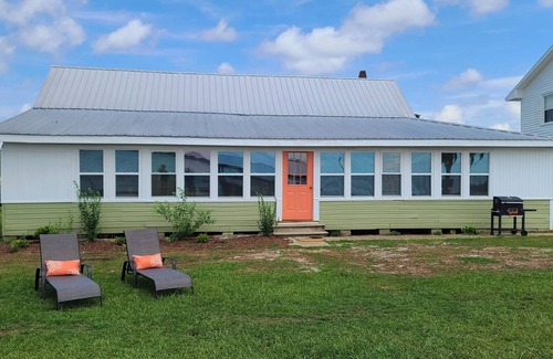 White Lake Cottage | Max's Retreat, Lakefront Charming 3-bedroom cottage in peaceful White Lake
