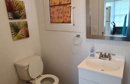 White Lake Cottage | Max's Retreat, Lakefront Charming 3-bedroom cottage in peaceful White Lake