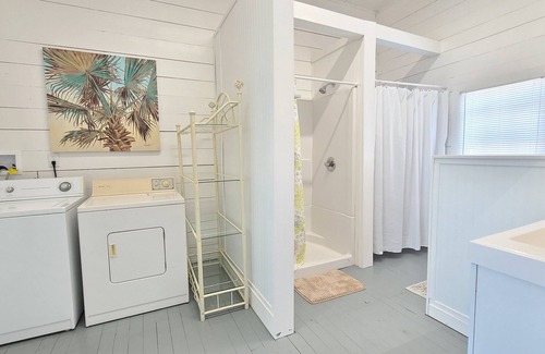 White Lake Cottage | Max's Retreat, Lakefront Charming 3-bedroom cottage in peaceful White Lake