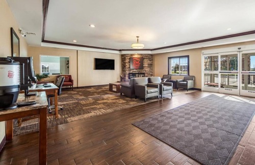 Council Bluffs Hotel | Maximum Comfort and Convenience! Free Parking, Pet-friendly, Indoor Pool!