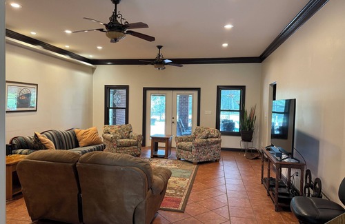 Elberta House | Maxinea's Hideway is a 6 Bedroom ground level home on 3 Acres in Elberta, AL