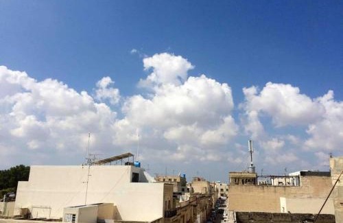 Tarxien Apartment | May Flower: Modern Flat close to Airport/Bus Stops