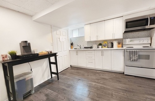 Niagara Falls Apartment | Maya's Guest House 1 BEDROOM APARTMENT NIAGARA FALLS WIFI FREE PARKING