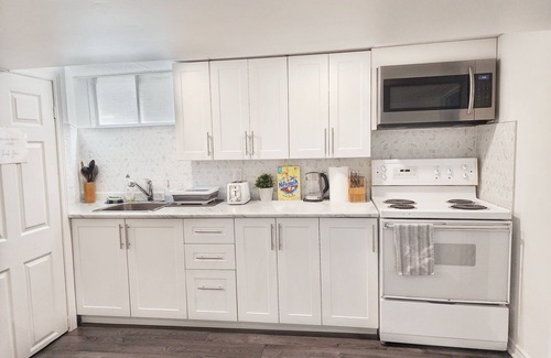 Niagara Falls Apartment | Maya's Guest House 1 BEDROOM APARTMENT NIAGARA FALLS WIFI FREE PARKING