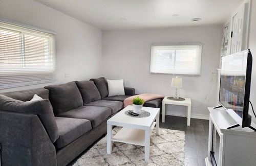 Niagara Falls Apartment | Maya's Guest House 1 BEDROOM APARTMENT NIAGARA FALLS WIFI FREE PARKING
