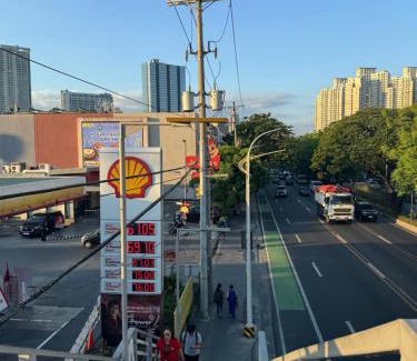 Pasig Apartment | Mayas Home in Pasig Aesthetic and Cozy with Pool access and Netflix
