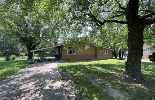 Mount Airy House | Mayberry’s Best! Peaceful, Bonus Room, Deck, Huge Yard, 5 min to downtown