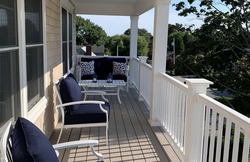 Bonnet Shores House | Maywood Bonnet Rails