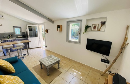 Boulbon Cottage | Mazet "A deux pas de la Montagnette", 4 persons with private garden