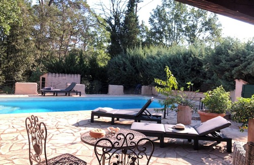 Lorgues Cottage | Mazet Provençal, in the shade of oak and olive trees: the flavor of the moment.