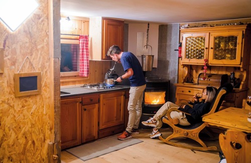 Monthey Cabin | Mazot Douillet de Montagne Isolé en Pleine Nature en Autonomie D'énergie