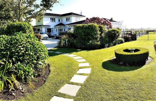 Hawera House | McArthur Park with views of Mt. Taranaki