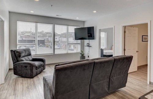 Maxwell Condo | McBryde Dive Bar - 8 beds - 2 Miles to DT