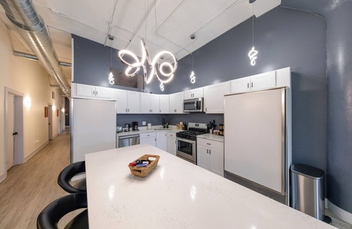 Near South Side Apartment | McCormick 5B/3Ba Luxury Suite for groups for up to 12 guests w/optional parking