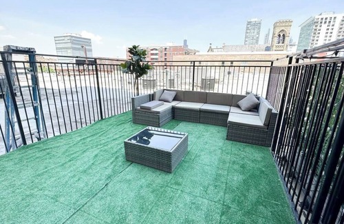 Near South Side Apartment | McCormick Patio skyline view 2b/2b with optional Parking/sleep 6