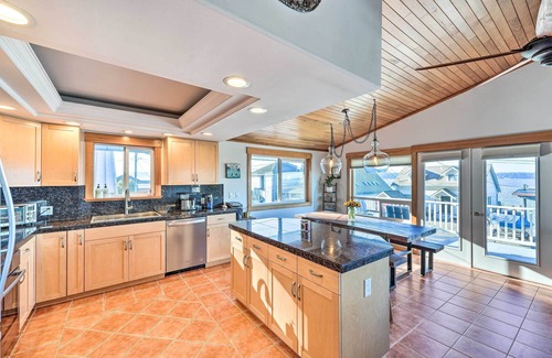Stanwood House | McKees Beach House w/Ocean Views, Hot Tub!