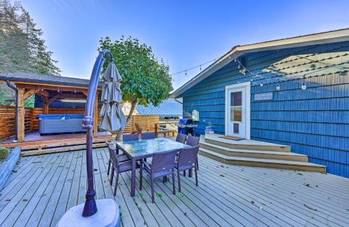 Stanwood House | McKees Beach House with Ocean Views, Hot Tub!