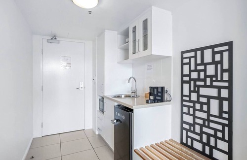 Cairns Central Business District Apartment | McLeod Corner Resort style Adjacent Apartments