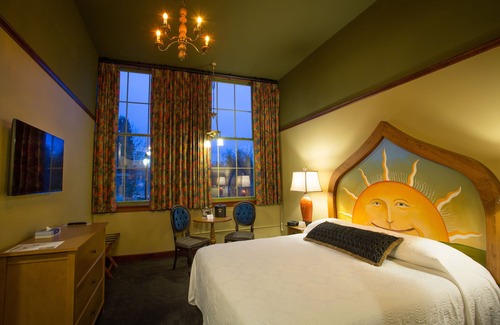 Bothell Hotel | McMenamins Anderson School