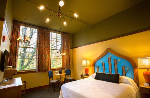 Bothell Hotel | McMenamins Anderson School