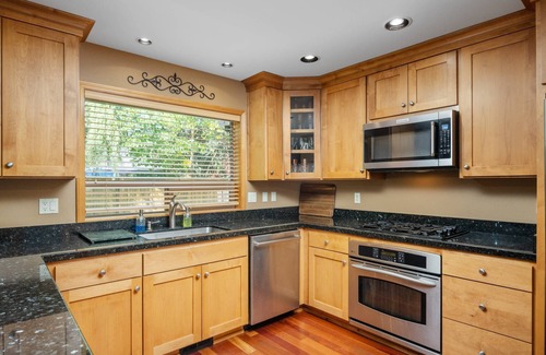 McMinnville House | McMinnvile Suburban Oasis, Pet Friendly, Hot Tub, Epic Covered Patio, 1.5 Miles 2 Museum & Waterpark