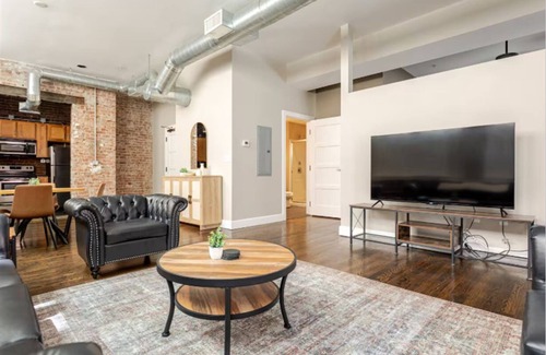 Mile Square Apartment | McOuat Place 5D - Luxury 1 Bed Downtown Indy Apartment Prime Location