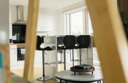 Trafford Apartment | MCR's Luxurious 2 Bed Haven with Balcony - Proximity to Manchester United