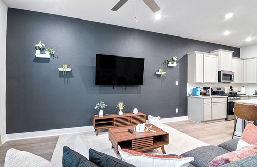 Central Southwest House | MDRN Antigua LXRY Home I Sleeps 10 I 8 min Frm NRG