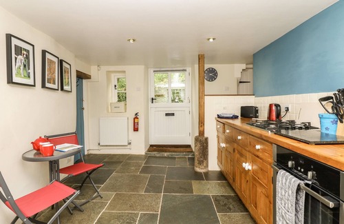Stoke Gabriel Cottage | MEADOW BROOK COTTAGE, pet friendly, with open fire in Stoke Gabriel
