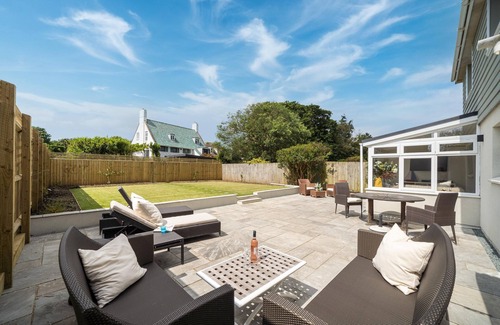 Bembridge House | Meadow Drive, spacious and modern family home