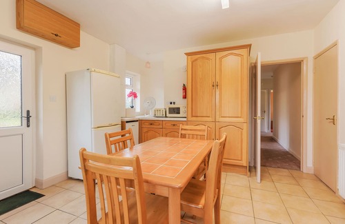 Leominster Cottage | MEADOW LEA, family friendly, with a garden in Orleton