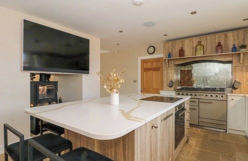 Whitchurch Cottage | MEADOW MANOR AND SPA, pet friendly, luxury holiday cottage in Wem