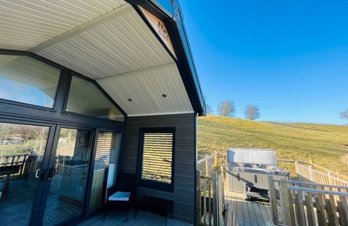 Rhayader Cottage | Meadow Retreat - Cabin sleeping 6 guests in 1 bedroom