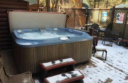 Peter Pan House | Meadow Retreat- Immaculate Log Style Cabin with Outdoor Spa!
