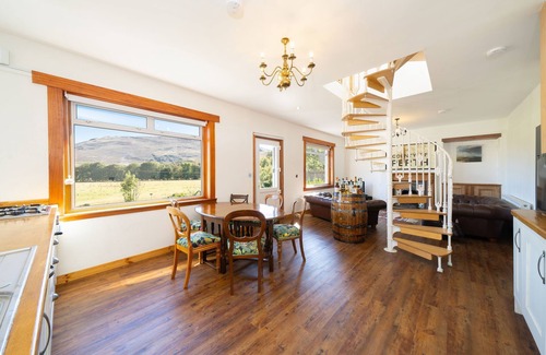 Lochearnhead Cottage | Meadow View - a house that sleeps 6 guests in 3 bedrooms