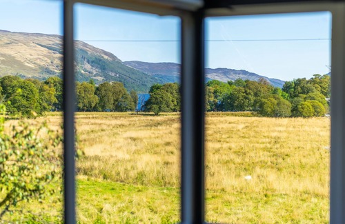 Lochearnhead Cottage | Meadow View - a house that sleeps 6 guests in 3 bedrooms