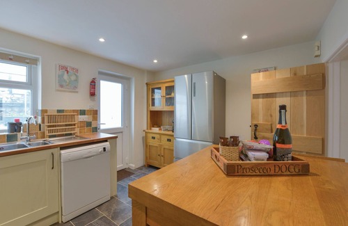 Lympstone Cottage | MEADOW VIEW COTTAGE, pet friendly, with a garden in Lympstone
