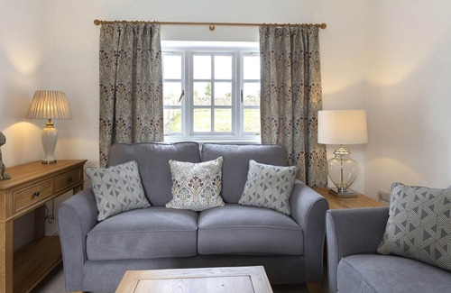 Coln St Aldwyns Cottage | Meadow View - sleeps 4 guests in 2 bedrooms