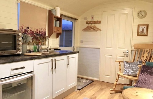 Cowbeech Cabin | Meadowsweet - luxury Shepherd's Hut, amazing views
