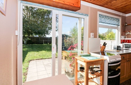Anderby Creek Cottage | MEADOWSWEET, pet friendly, character holiday cottage in Anderby Creek
