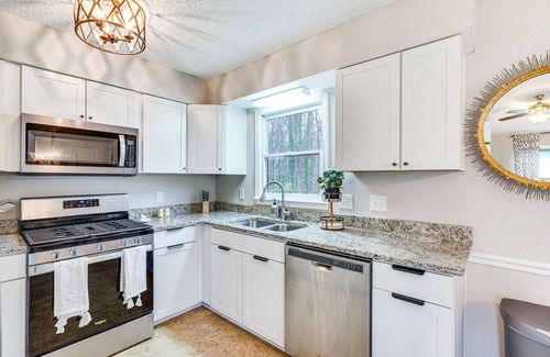 Mebane House | Mebane Home w/Private Yard: Steps to Downtown!