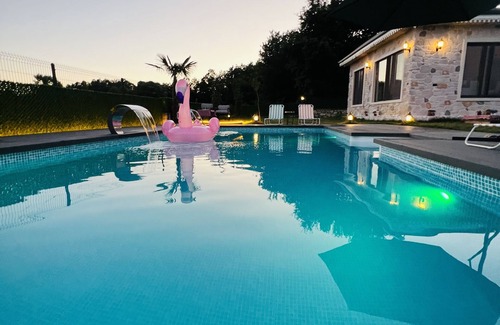 Kandira Villa | Meda Suite Sıcak Havuzlu Muhafazakar Taş Ev