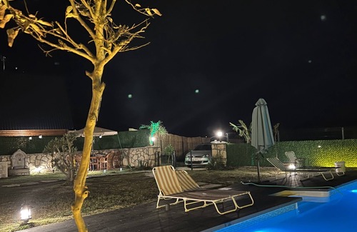 Kandira Villa | Meda Suite Sıcak Havuzlu Muhafazakar Taş Ev