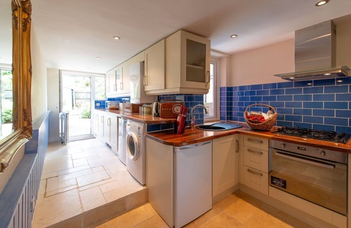 Hadleigh Cottage | Meddlars - A romantic cottage by a historic Town great for walks, pubs and shops.