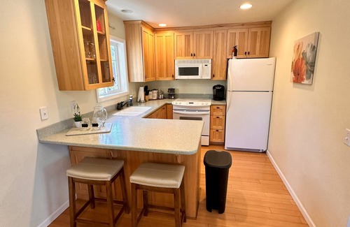 Medford House | Medford Home and 2 Condos With Pool