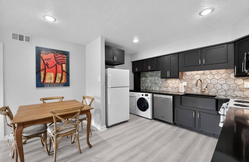 Dallas Apartment | Medical Traveler’s Retreat with Pool Mins to Hospitals, Airport, Uptown