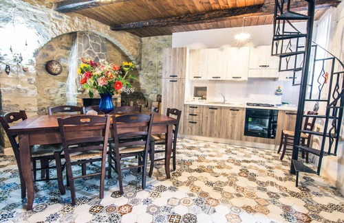 Rocca Imperiale House | Medieval house near a castle