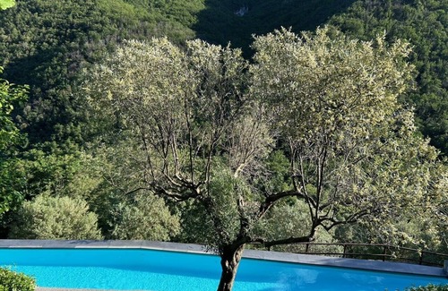 Colletta Cottage | Medieval mountain setting with private garden